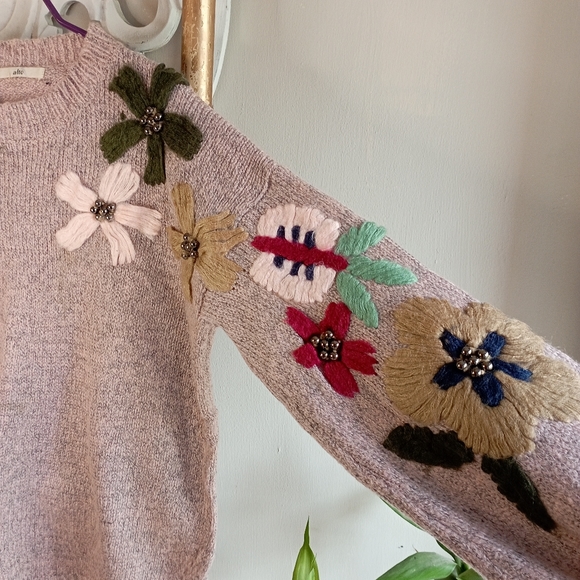 Embroidered Floral Oversized Sweater - Picture 13 of 17